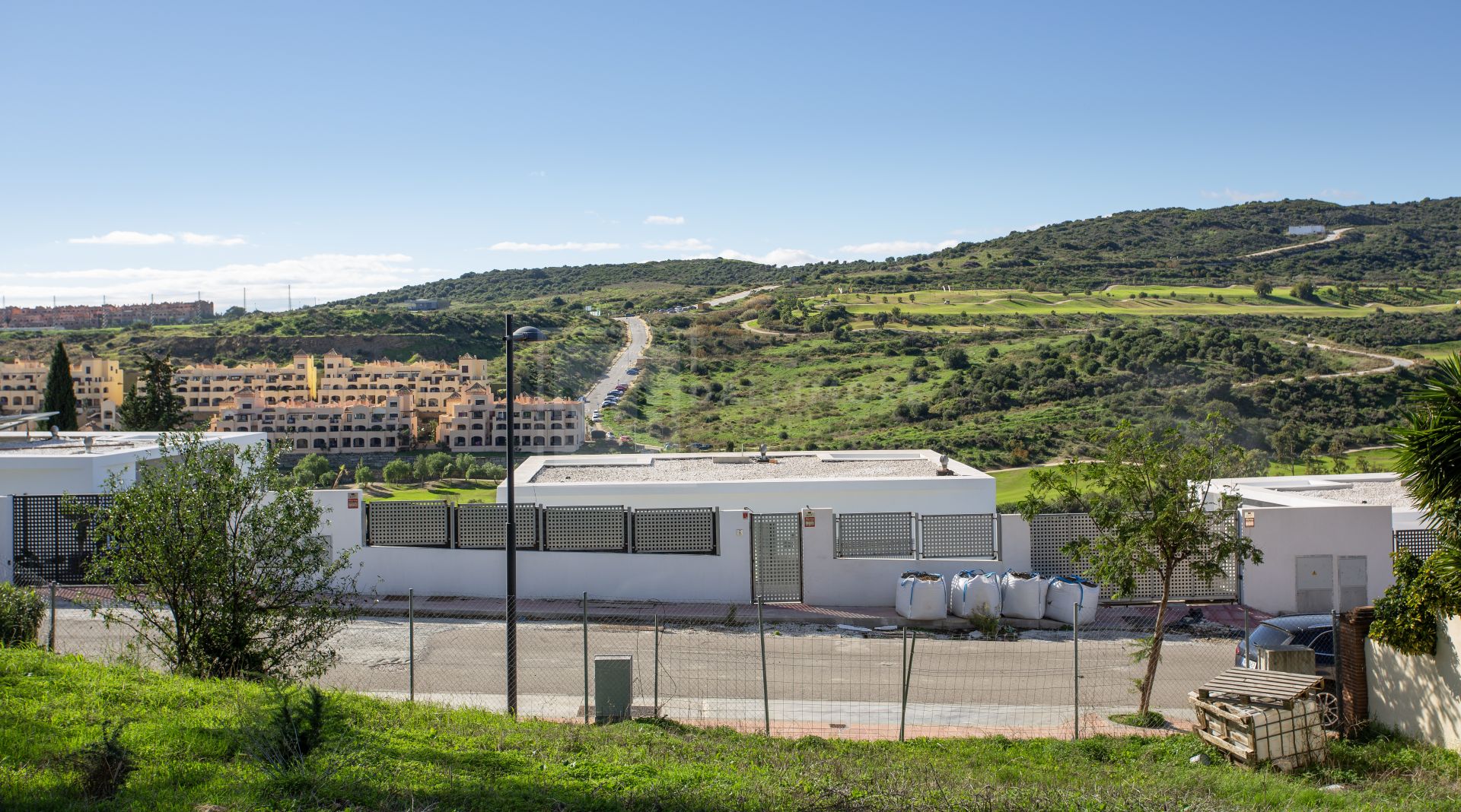 Oportunidad de Inversión en Valle Romano, Estepona – Villa Independiente con Vistas al Golf