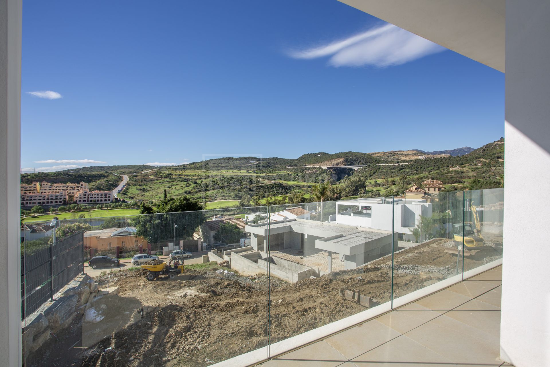 Oportunidad de Inversión en Valle Romano, Estepona – Villa Independiente con Vistas al Golf