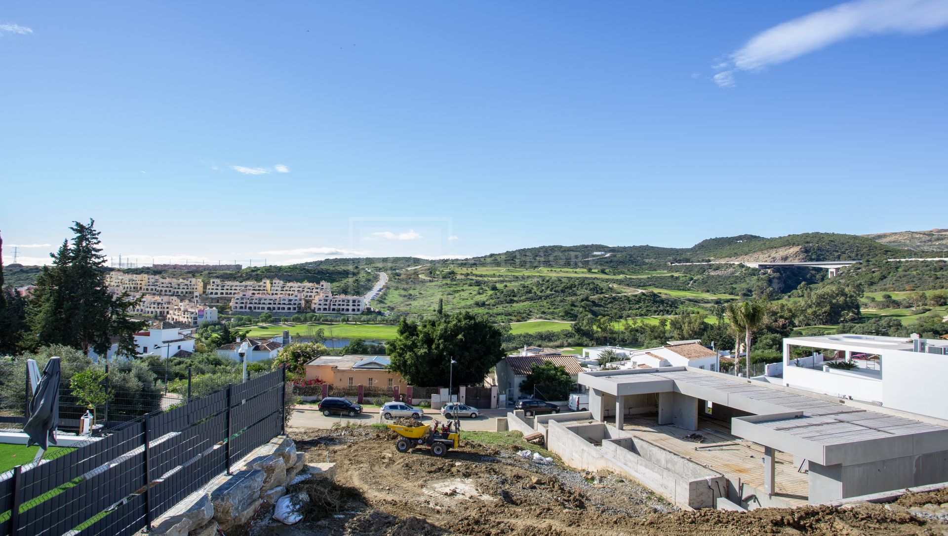 Oportunidad de Inversión en Valle Romano, Estepona – Villa Independiente con Vistas al Golf