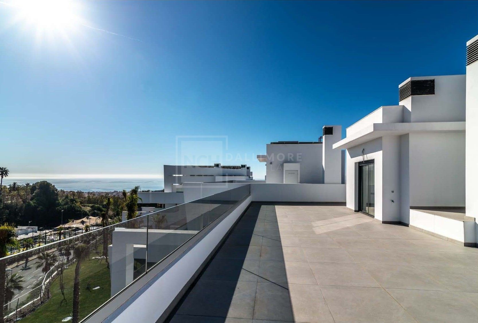 ELEGANTE REFUGIO DE PLANTA BAJA DE 4 DORMITORIOS CON TERRAZA PRIVADA Y JARDÍN