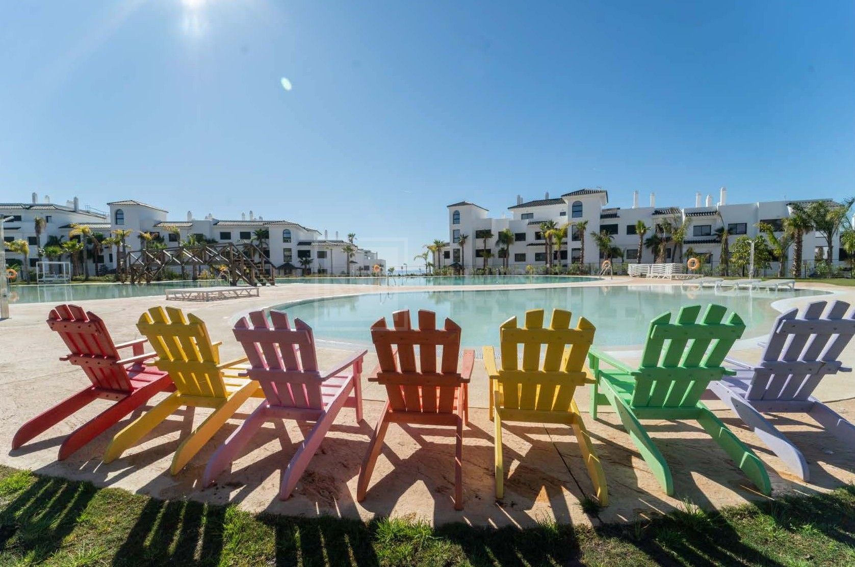 ELEGANTE REFUGIO DE PLANTA BAJA DE 4 DORMITORIOS CON TERRAZA PRIVADA Y JARDÍN