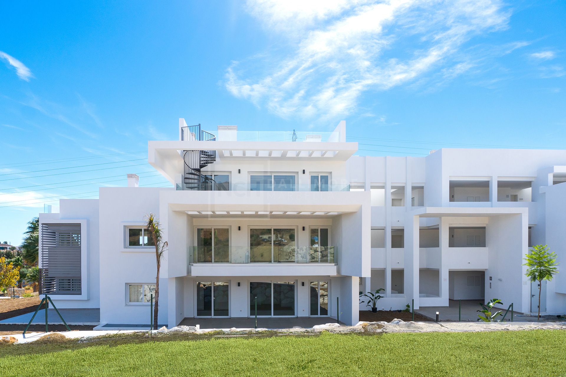 ELEGANT TWO-LEVEL DUPLEX WITH PANORAMIC VIEWS AND MODERN DESIGN