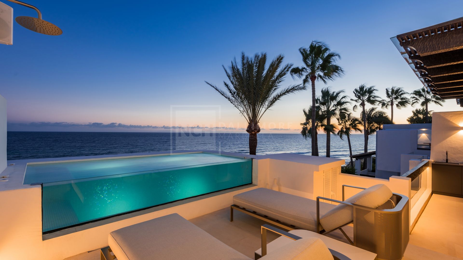 LUXURY BEACHFRONT LIVING ON MARBELLA'S GOLDEN MILE: EXCLUSIVE DUPLEX PENTHOUSE WITH PANORAMIC SEA VIEWS AND PREMIUM AMENITIES