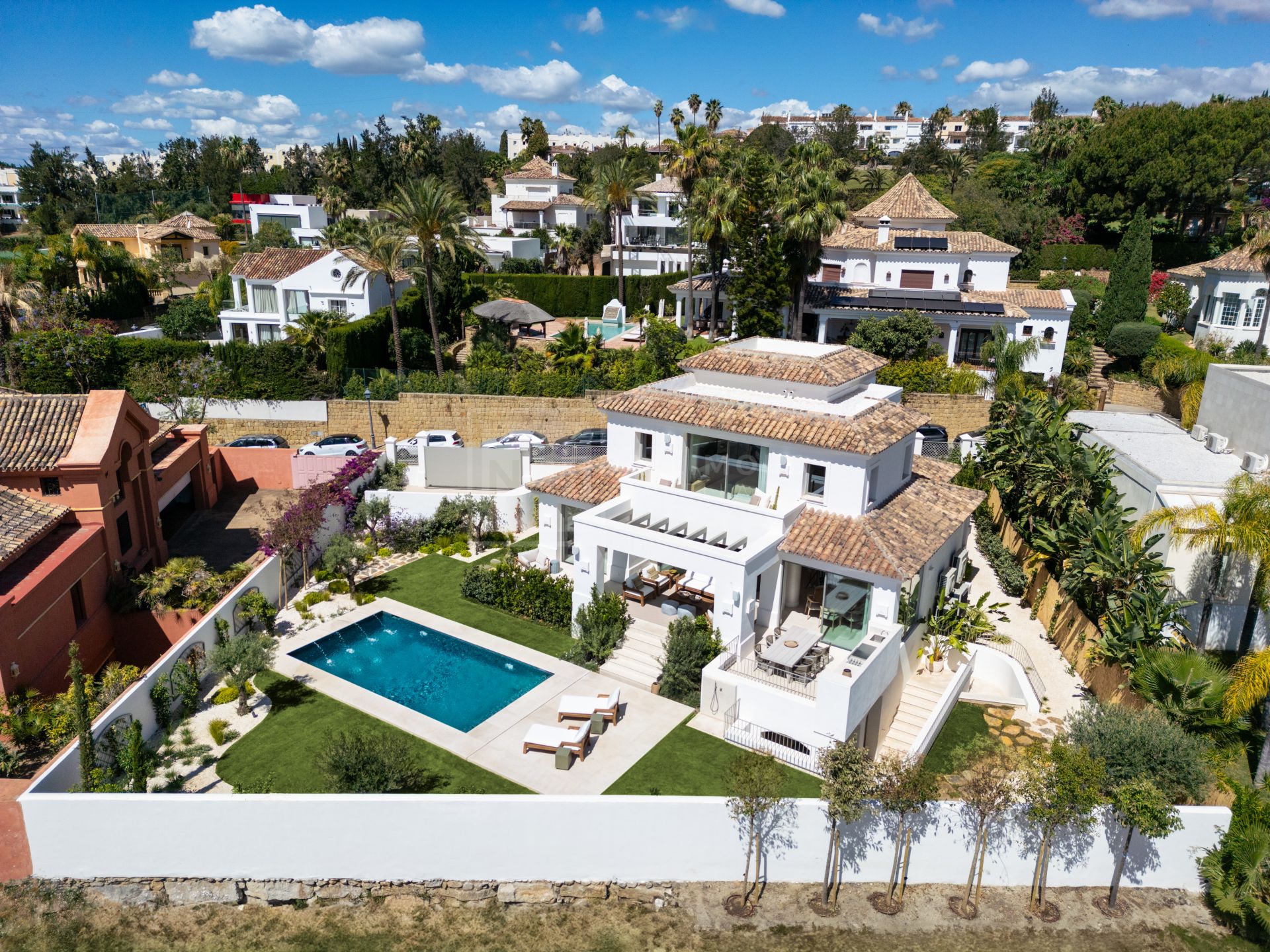 VILLA MEDITERRÁNEA EXQUISITAMENTE RENOVADA CON VISTAS PANORÁMICAS Y AMENIDADES DE LUJO EN LA PRESTIGIOSA ZONA DE LA QUINTA