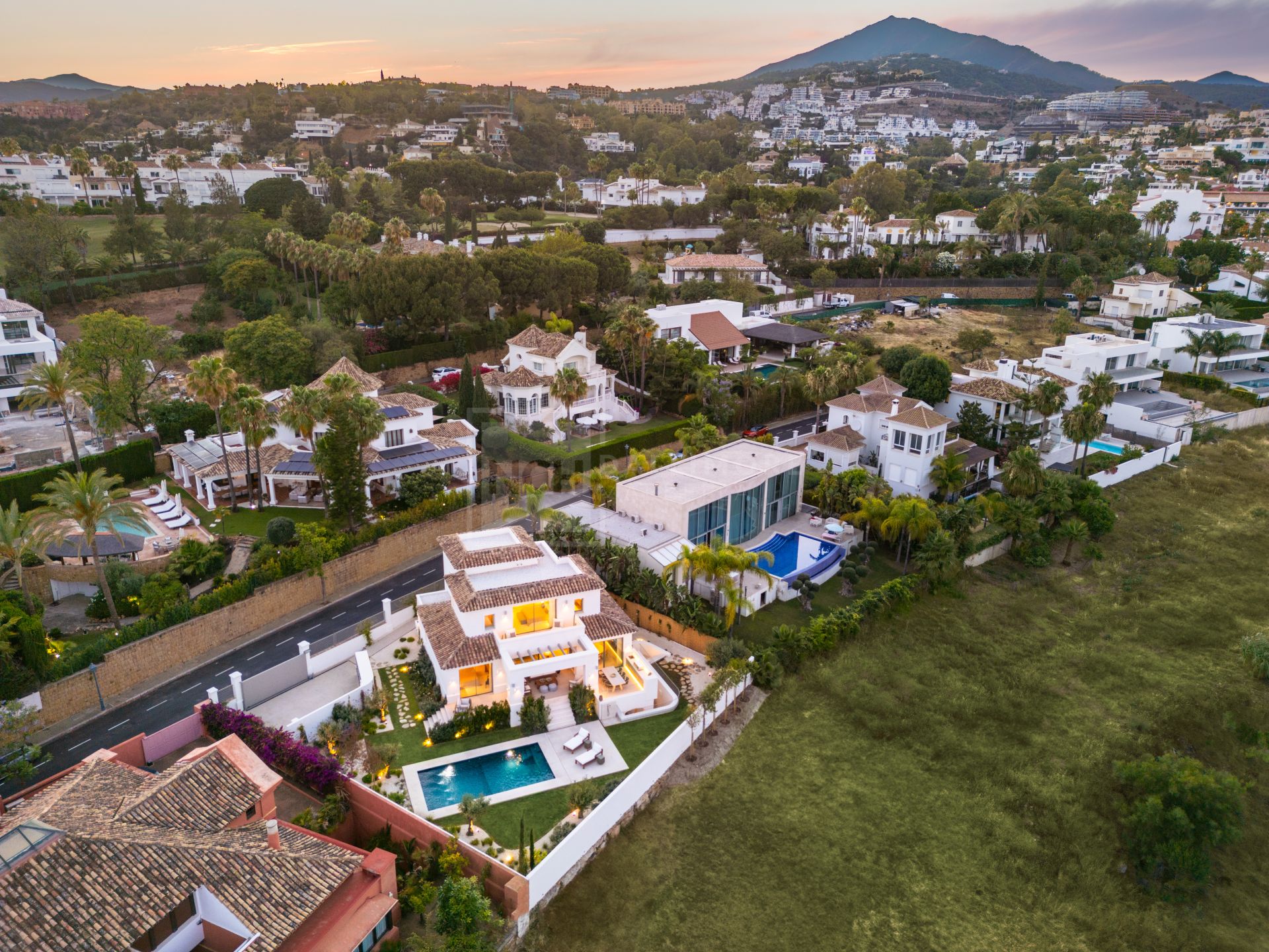 VILLA MEDITERRÁNEA EXQUISITAMENTE RENOVADA CON VISTAS PANORÁMICAS Y AMENIDADES DE LUJO EN LA PRESTIGIOSA ZONA DE LA QUINTA