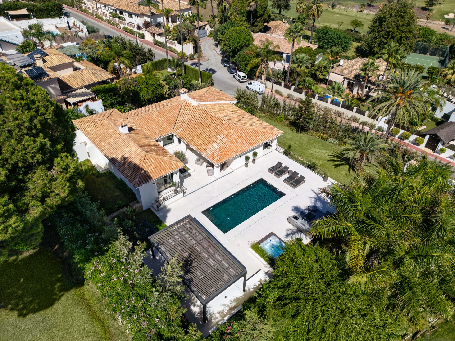 MODERNA VILLA DE DISEÑO ESCANDINAVO EN NUEVA ANDALUCÍA CON VISTAS PANORÁMICAS Y COMODIDADES DE LUJO