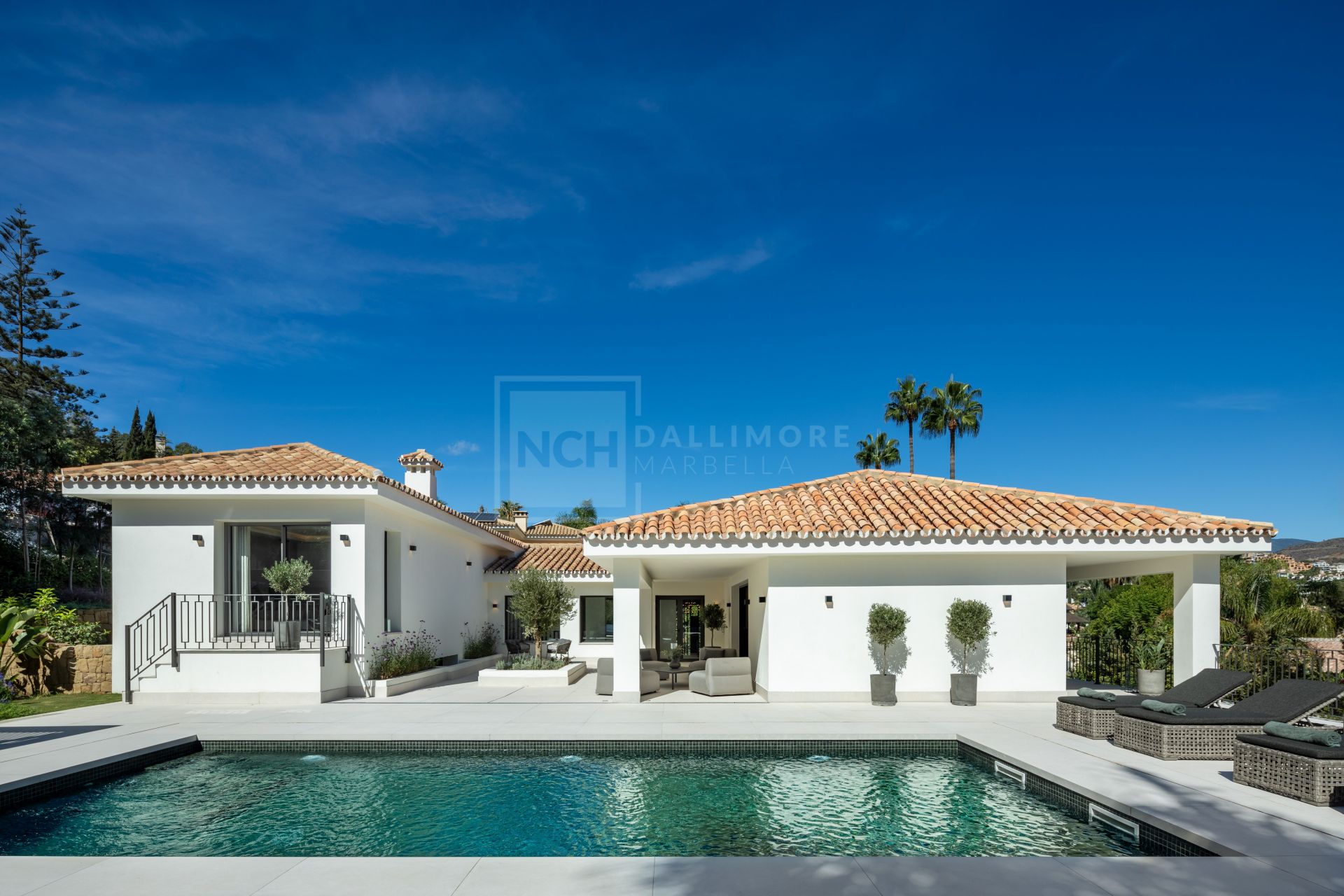 MODERNA VILLA DE DISEÑO ESCANDINAVO EN NUEVA ANDALUCÍA CON VISTAS PANORÁMICAS Y COMODIDADES DE LUJO