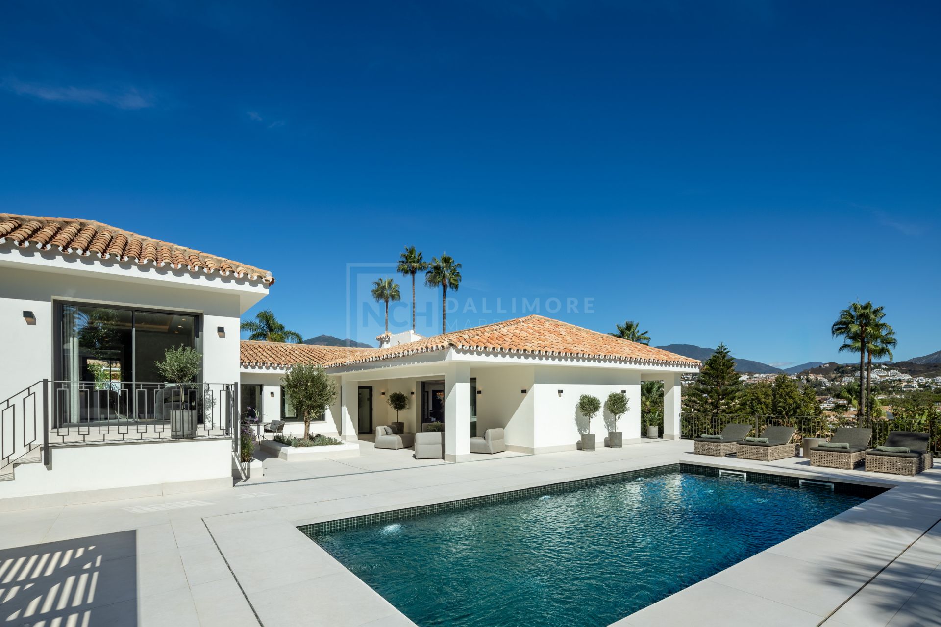 MODERNA VILLA DE DISEÑO ESCANDINAVO EN NUEVA ANDALUCÍA CON VISTAS PANORÁMICAS Y COMODIDADES DE LUJO