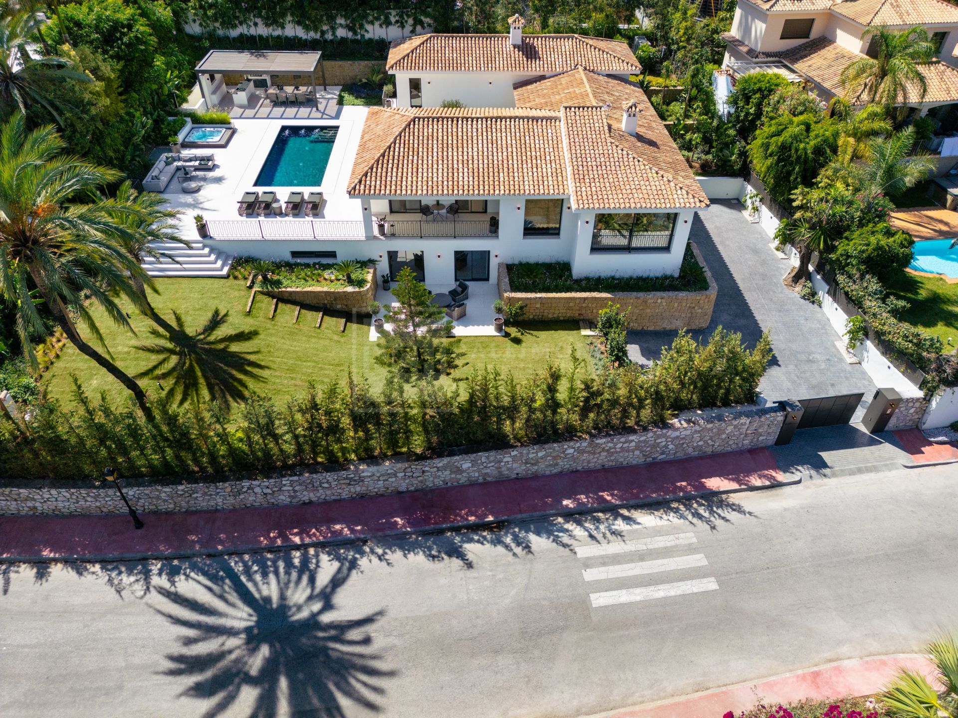 MODERNA VILLA DE DISEÑO ESCANDINAVO EN NUEVA ANDALUCÍA CON VISTAS PANORÁMICAS Y COMODIDADES DE LUJO