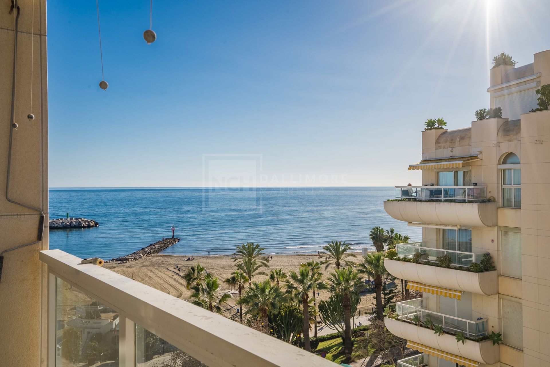 FRONT-LINE BEACH APARTMENT IN MARBELLA CENTRE