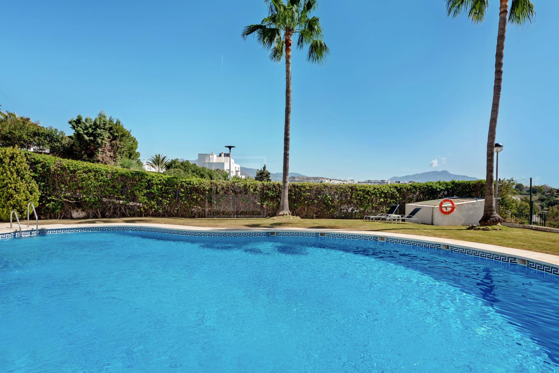 Precioso ático dúplex de 3 dormitorios con vistas al mar en venta en Selwo, Estepona Nueva Milla de Oro