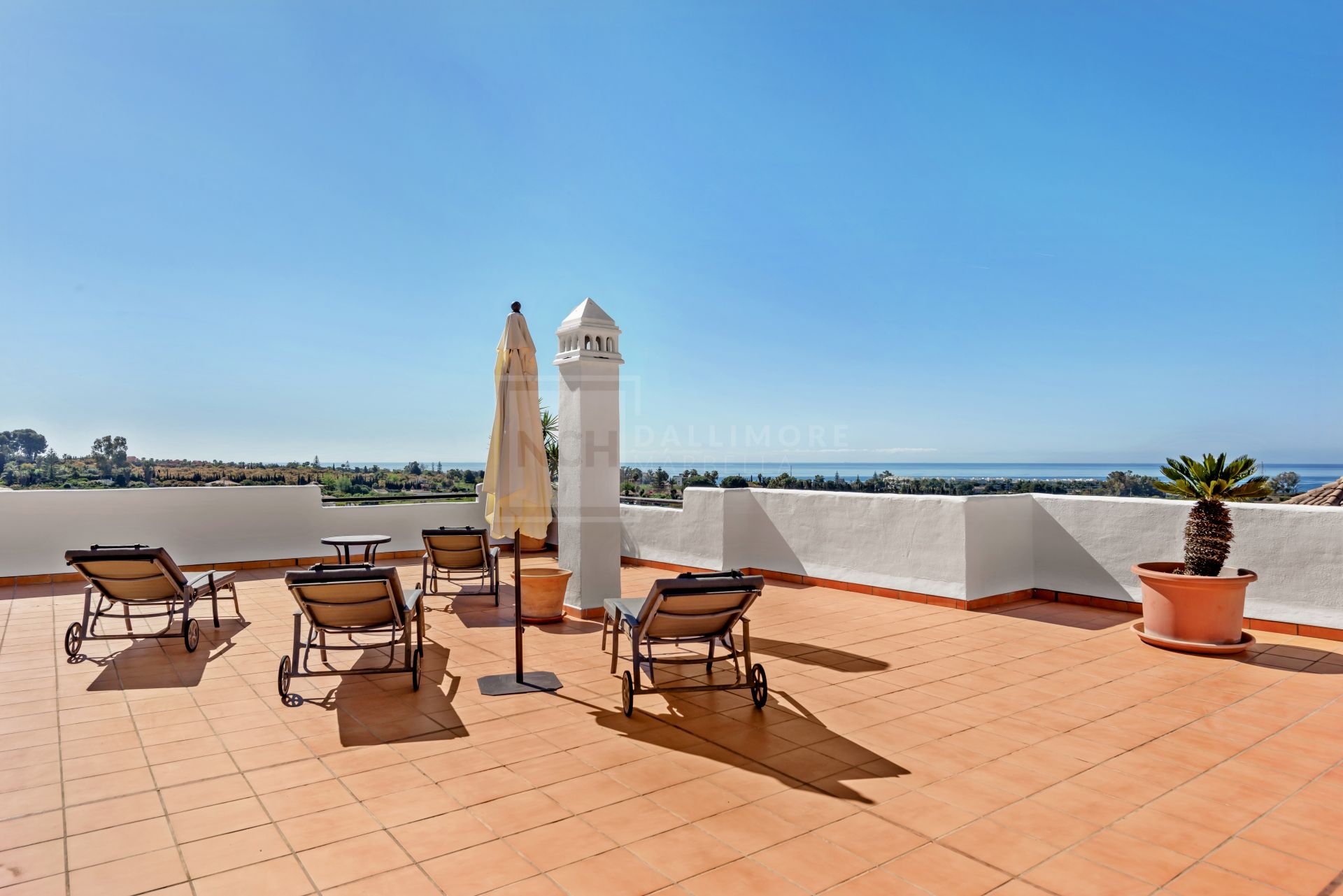 Precioso ático dúplex de 3 dormitorios con vistas al mar en venta en Selwo, Estepona Nueva Milla de Oro