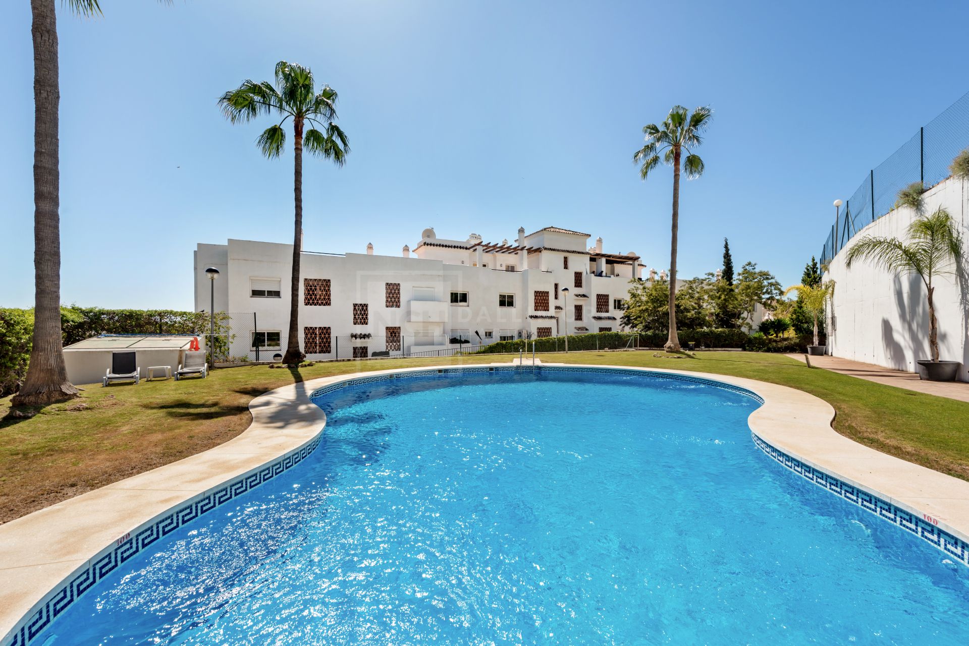 Precioso ático dúplex de 3 dormitorios con vistas al mar en venta en Selwo, Estepona Nueva Milla de Oro