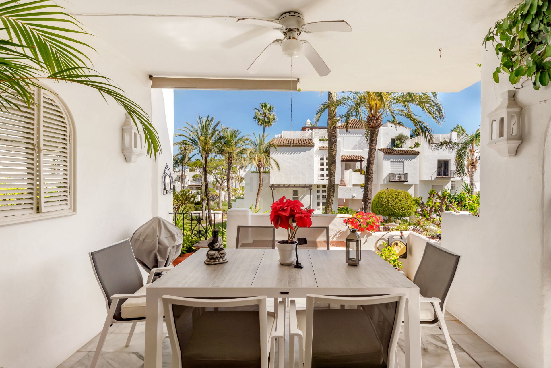 Elegante Retiro en Estepona: Apartamento de 2 Dormitorios en Venta en Alcazaba Beach frente a la Playa