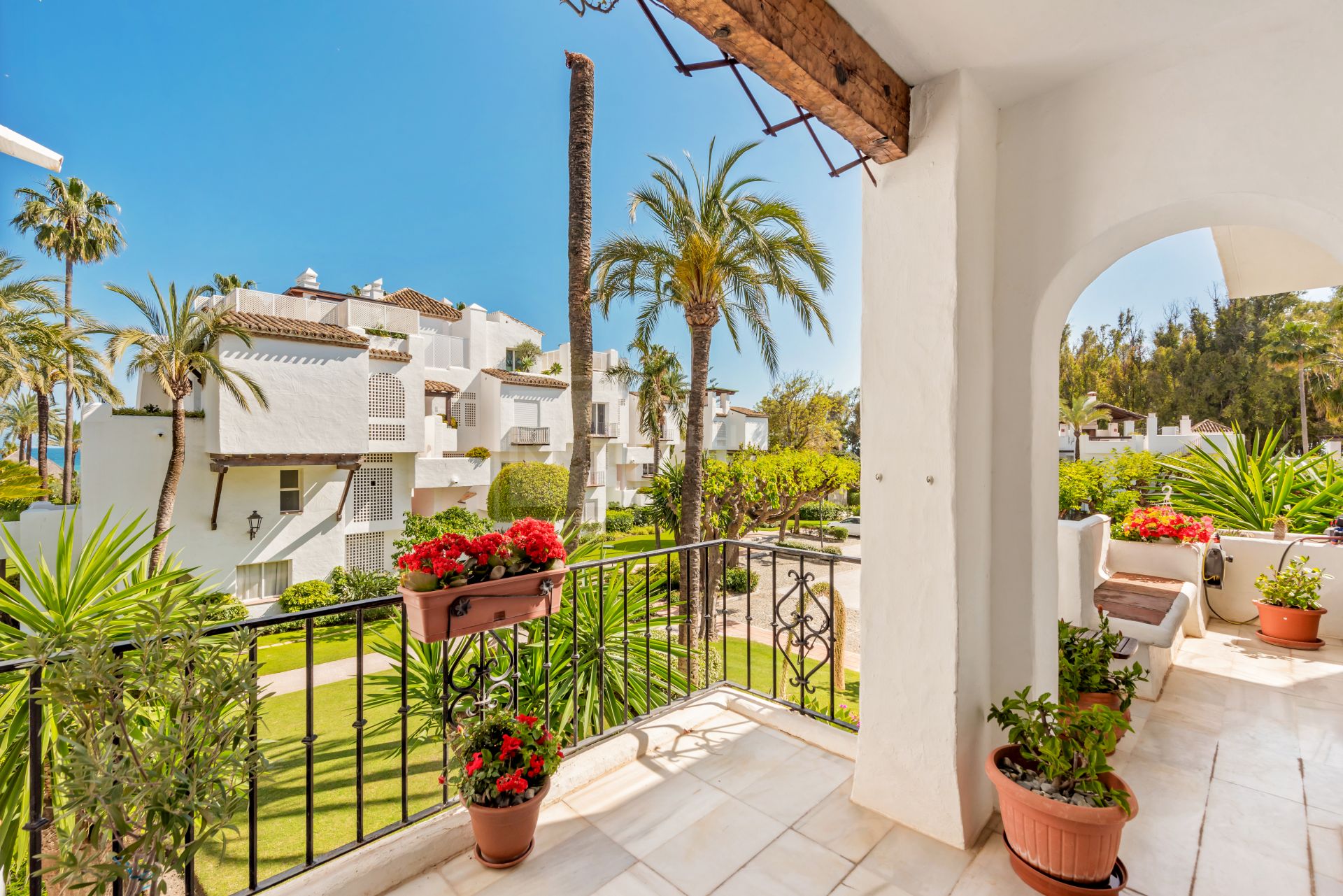 Elegante Retiro en Estepona: Apartamento de 2 Dormitorios en Venta en Alcazaba Beach frente a la Playa