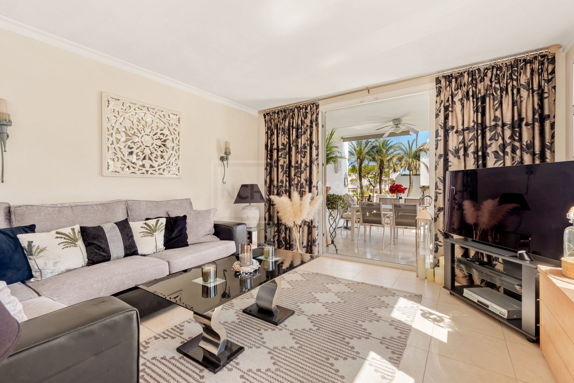 Elegante Retiro en Estepona: Apartamento de 2 Dormitorios en Venta en Alcazaba Beach frente a la Playa