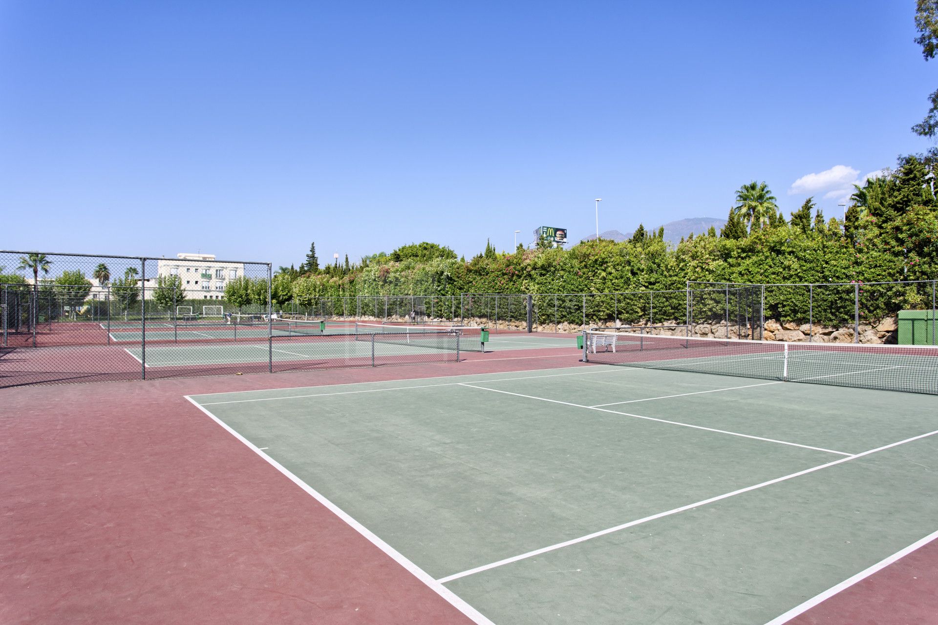 Presentando un lujoso ático dúplex de 2 dormitorios junto a la playa en venta en Alcazaba Beach, Estepona