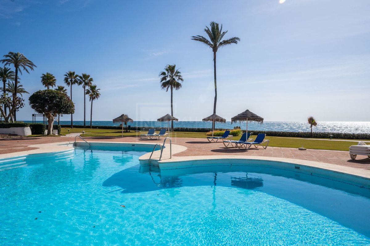 Presentando un lujoso ático dúplex de 2 dormitorios junto a la playa en venta en Alcazaba Beach, Estepona