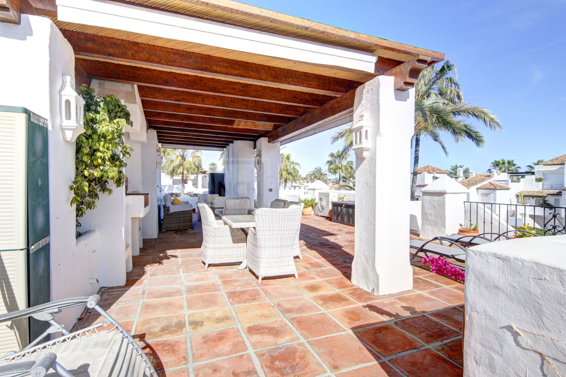 Presentando un lujoso ático dúplex de 2 dormitorios junto a la playa en venta en Alcazaba Beach, Estepona