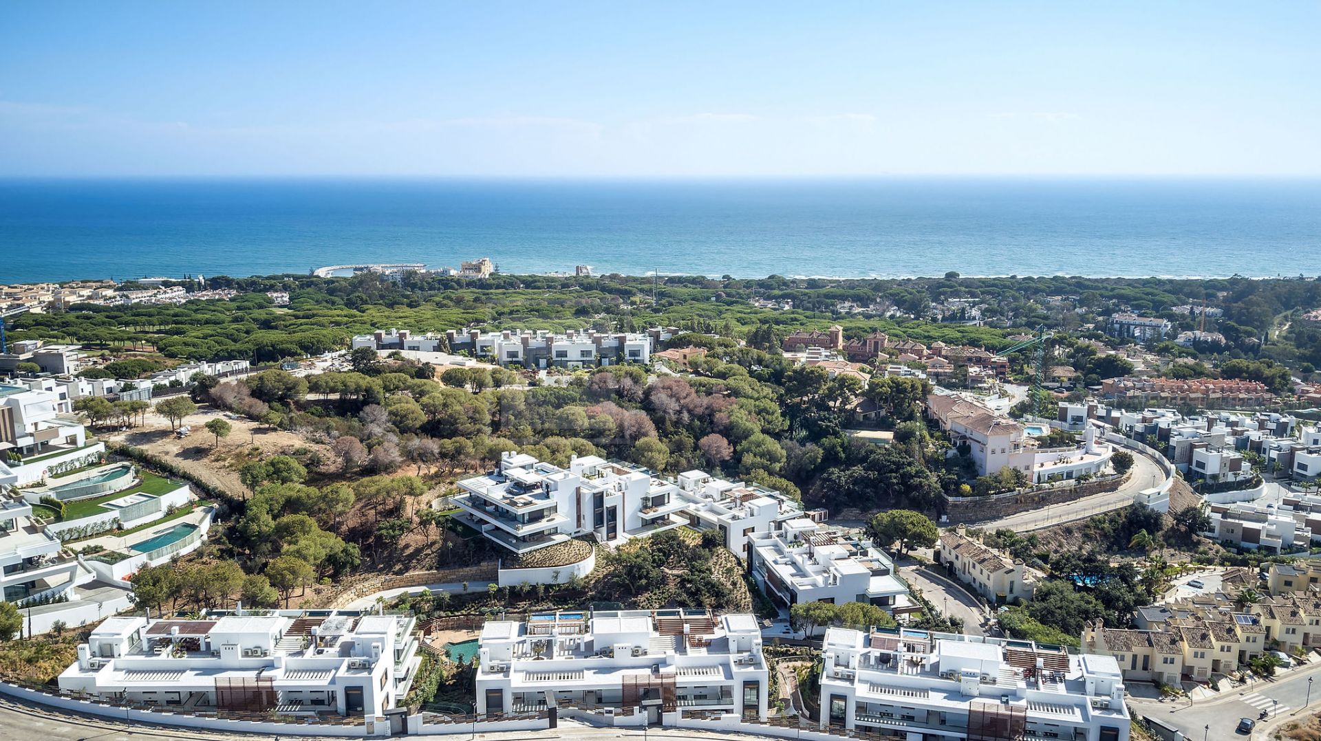 SEA BREEZE LIVING: EXQUISITE 3-BEDROOM APARTMENT IN MARBELLA'S ARTOLA ALTA