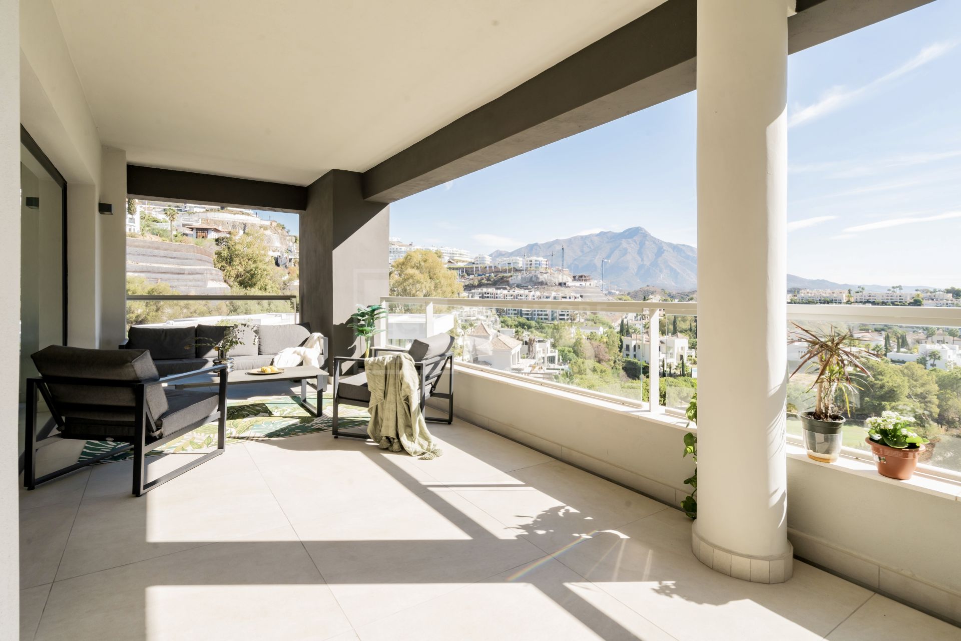 MODERN 3 BEDROOM APARTMENT IN LA QUINTA