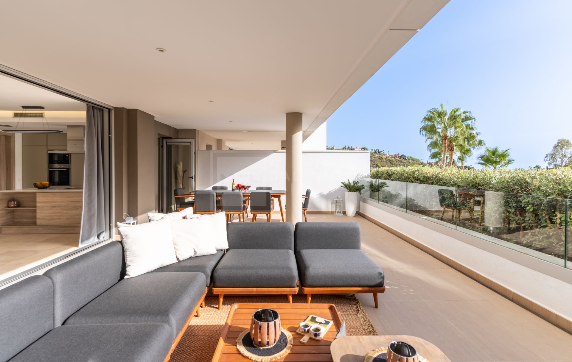 Contemporáneo apartamento con orientación suroeste en La Reserva de Alcuzcuz, Benahavis.