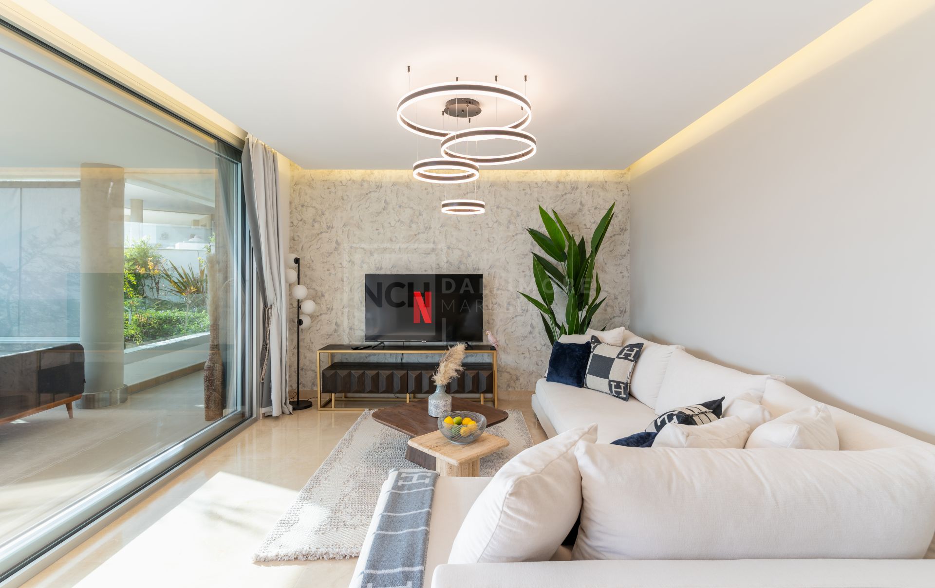 Contemporáneo apartamento con orientación suroeste en La Reserva de Alcuzcuz, Benahavis.