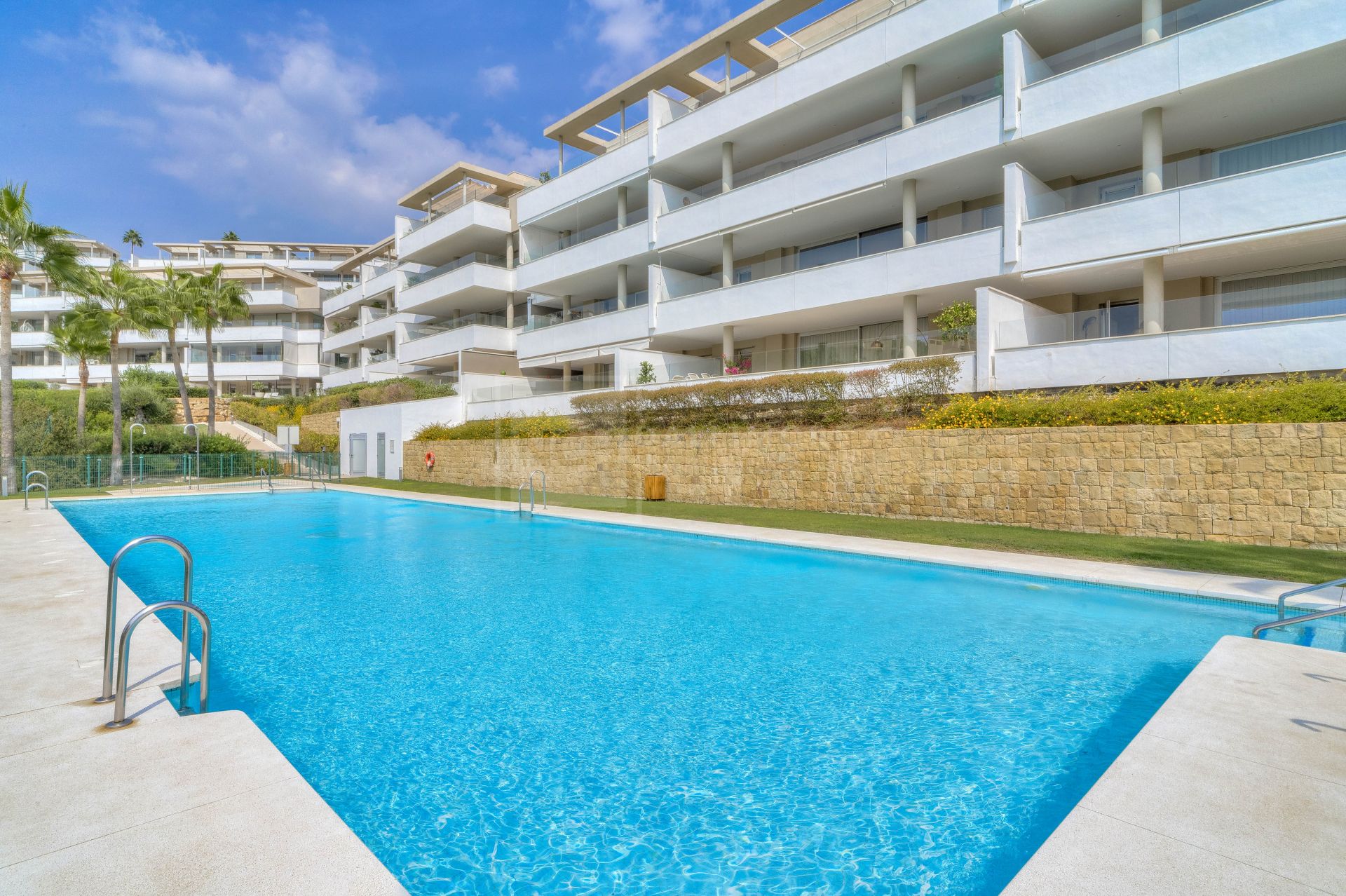 Contemporáneo apartamento con orientación suroeste en La Reserva de Alcuzcuz, Benahavis.