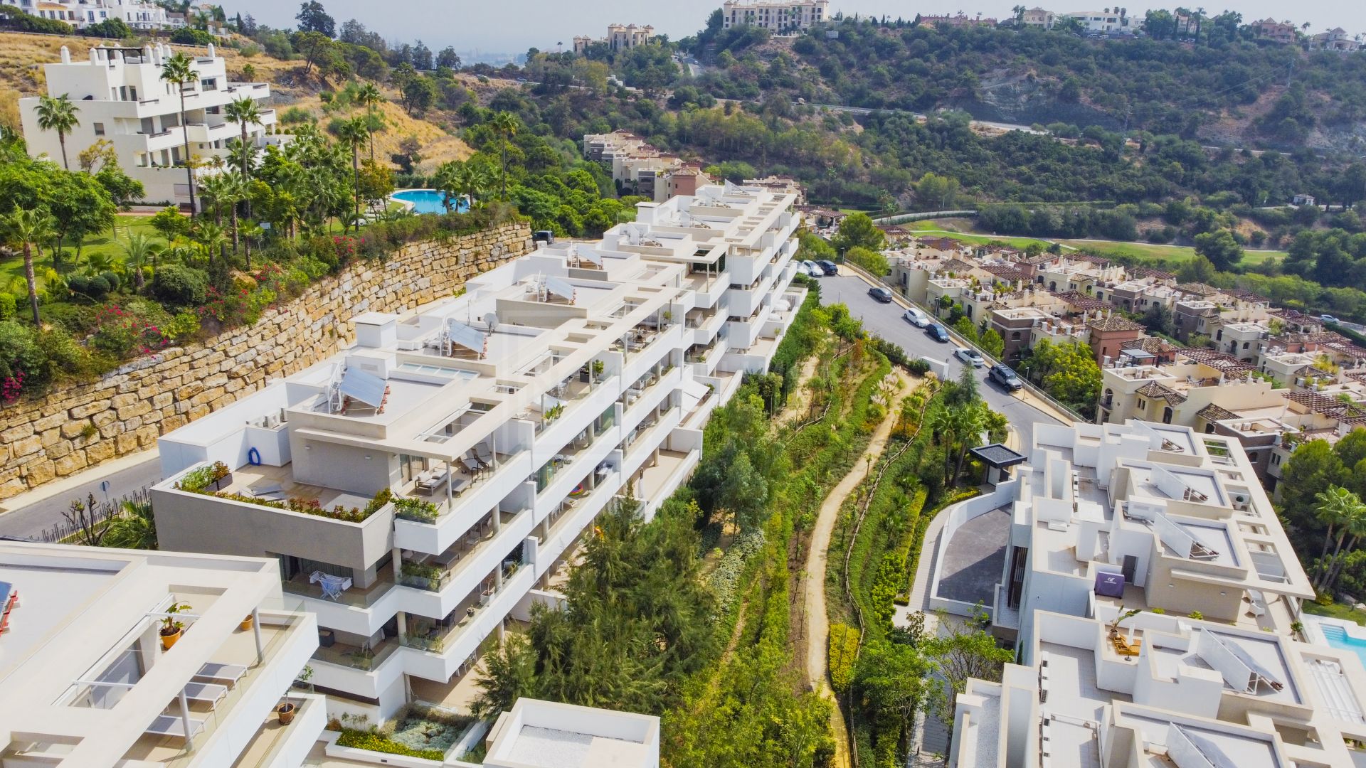 Contemporáneo apartamento con orientación suroeste en La Reserva de Alcuzcuz, Benahavis.