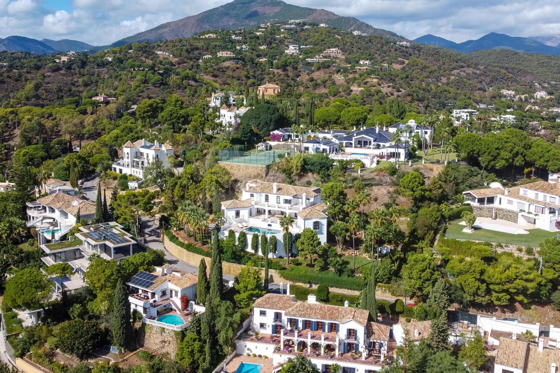 ELEGANCIA ANDALUZA ATEMPORAL EN EL MADROÑAL