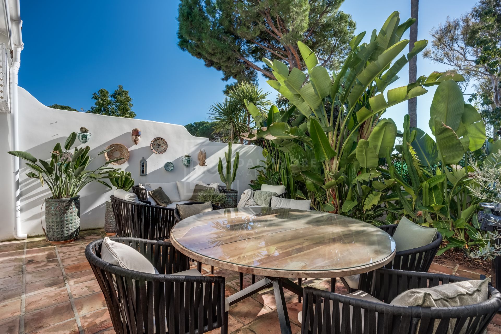 ELEGANTLY RENOVATED TOWNHOUSE IN LOS NARANJOS COUNTRY CLUB