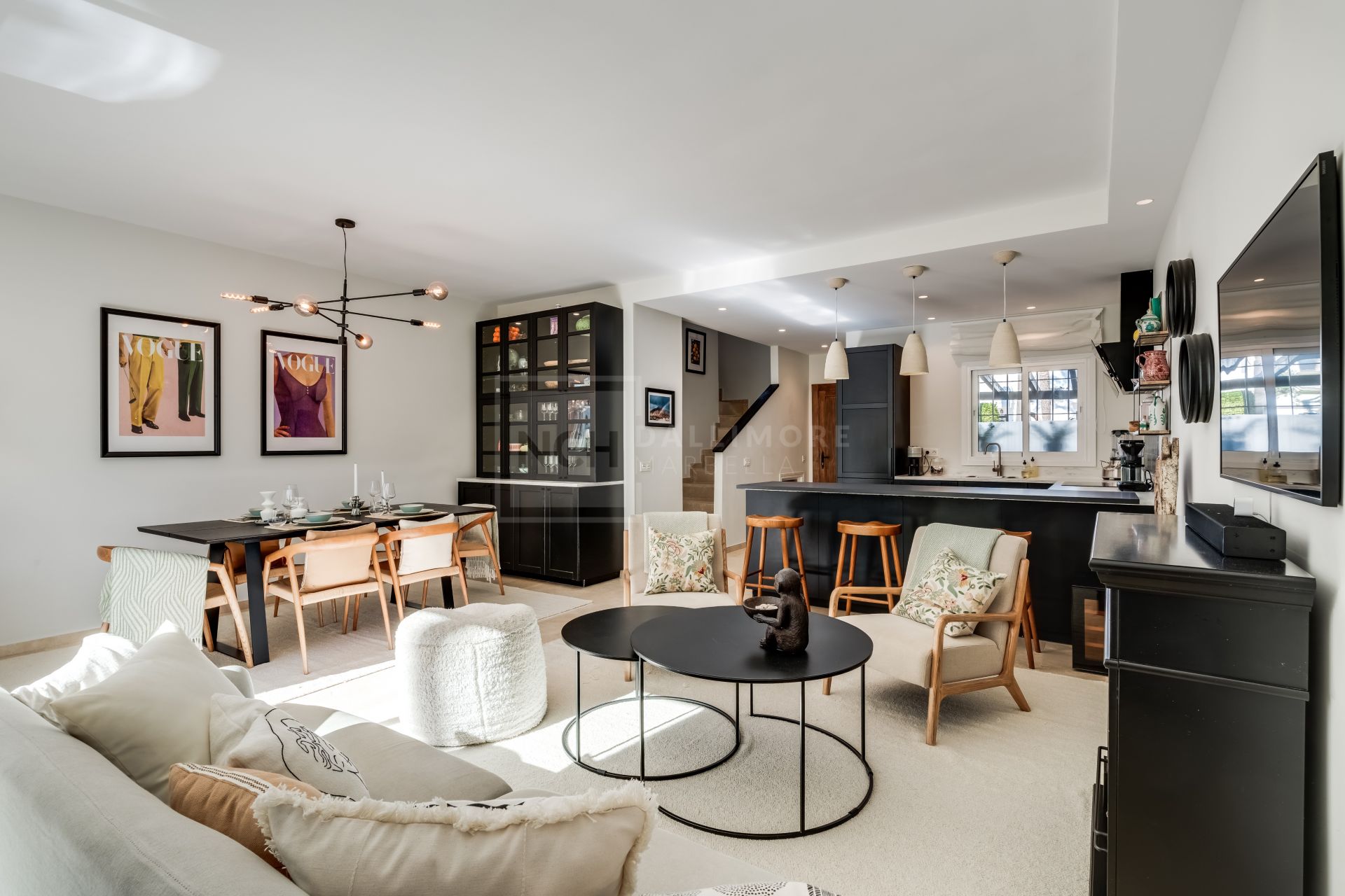 ELEGANTLY RENOVATED TOWNHOUSE IN LOS NARANJOS COUNTRY CLUB