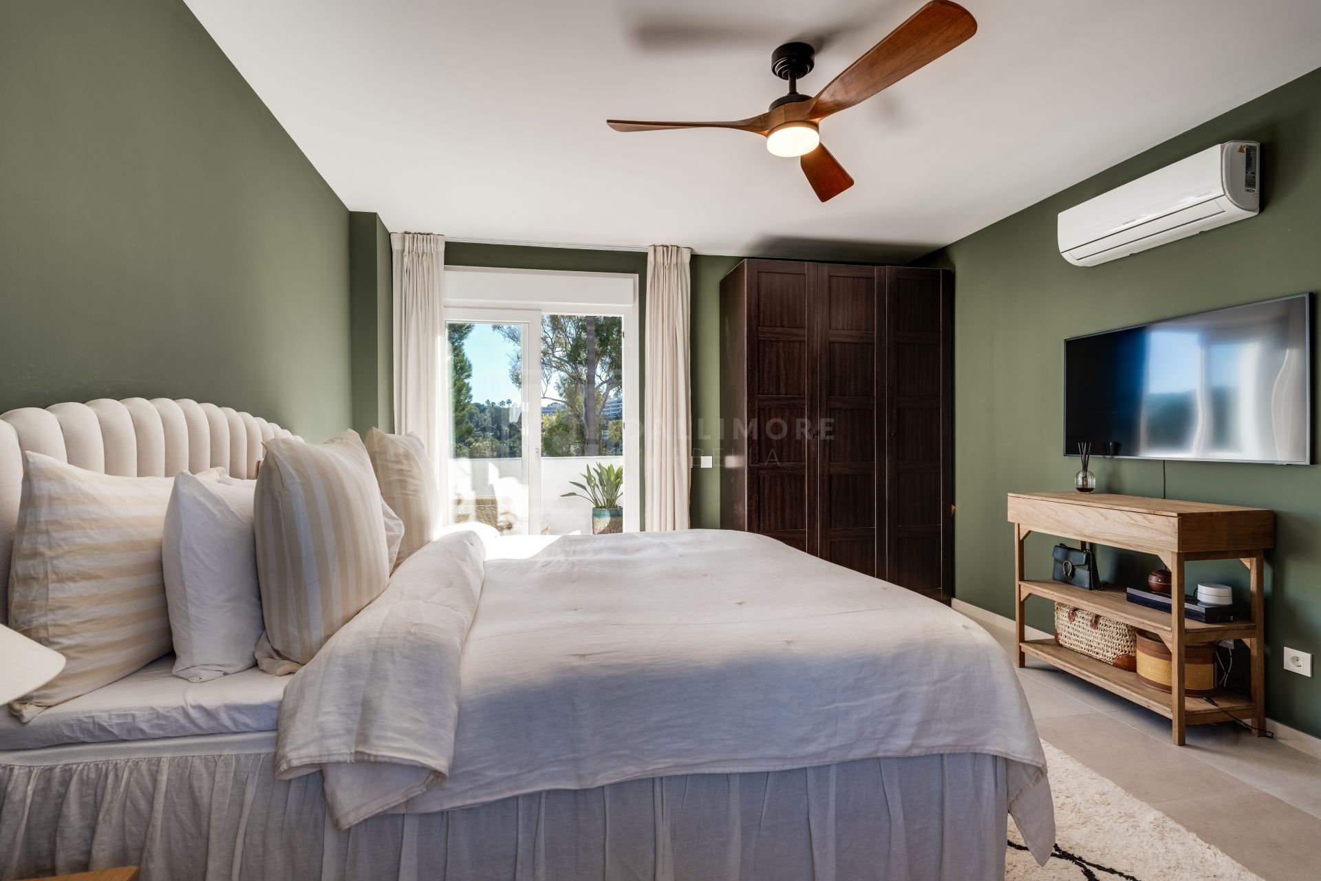 ELEGANTLY RENOVATED TOWNHOUSE IN LOS NARANJOS COUNTRY CLUB