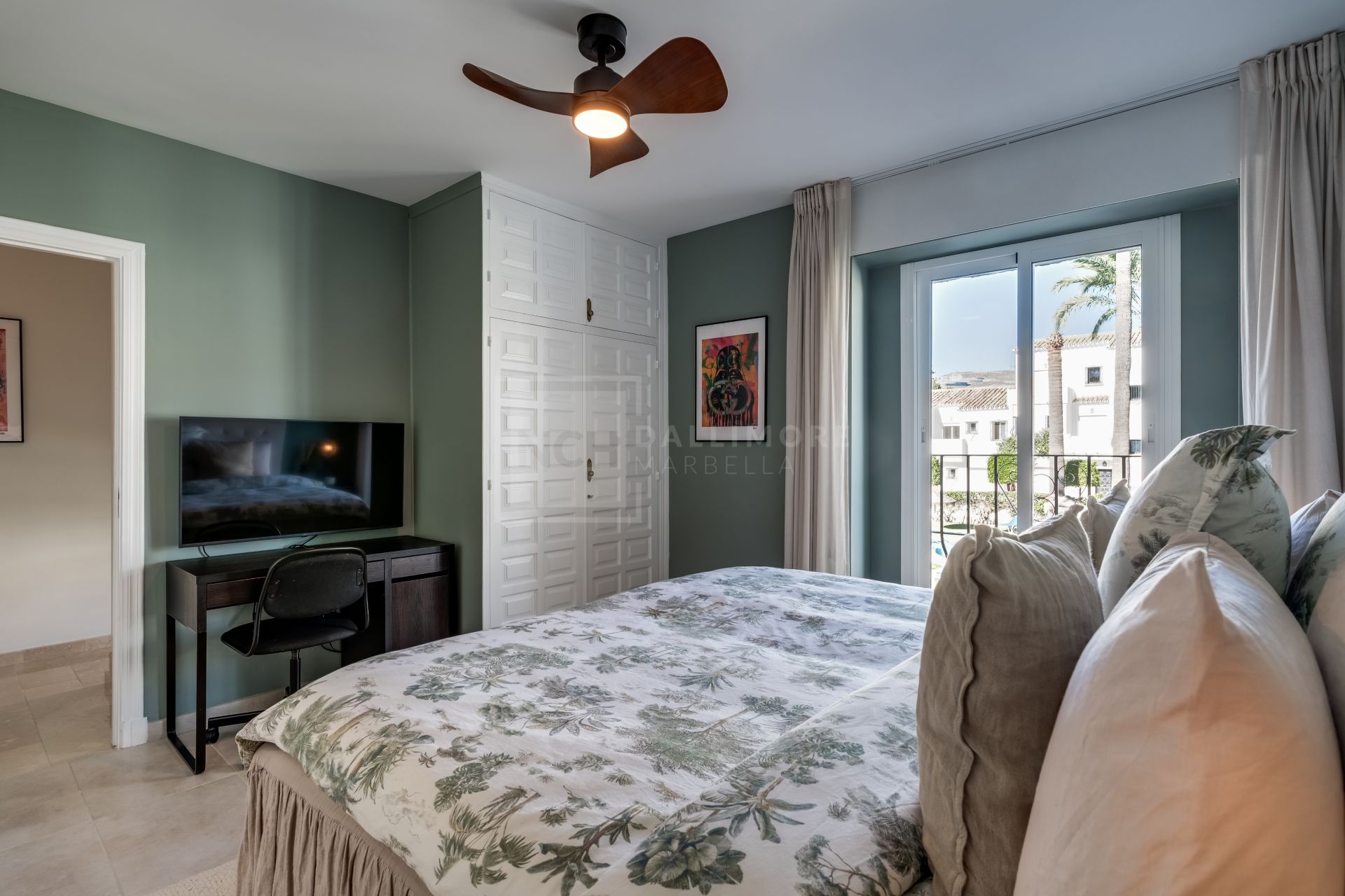 ELEGANTLY RENOVATED TOWNHOUSE IN LOS NARANJOS COUNTRY CLUB