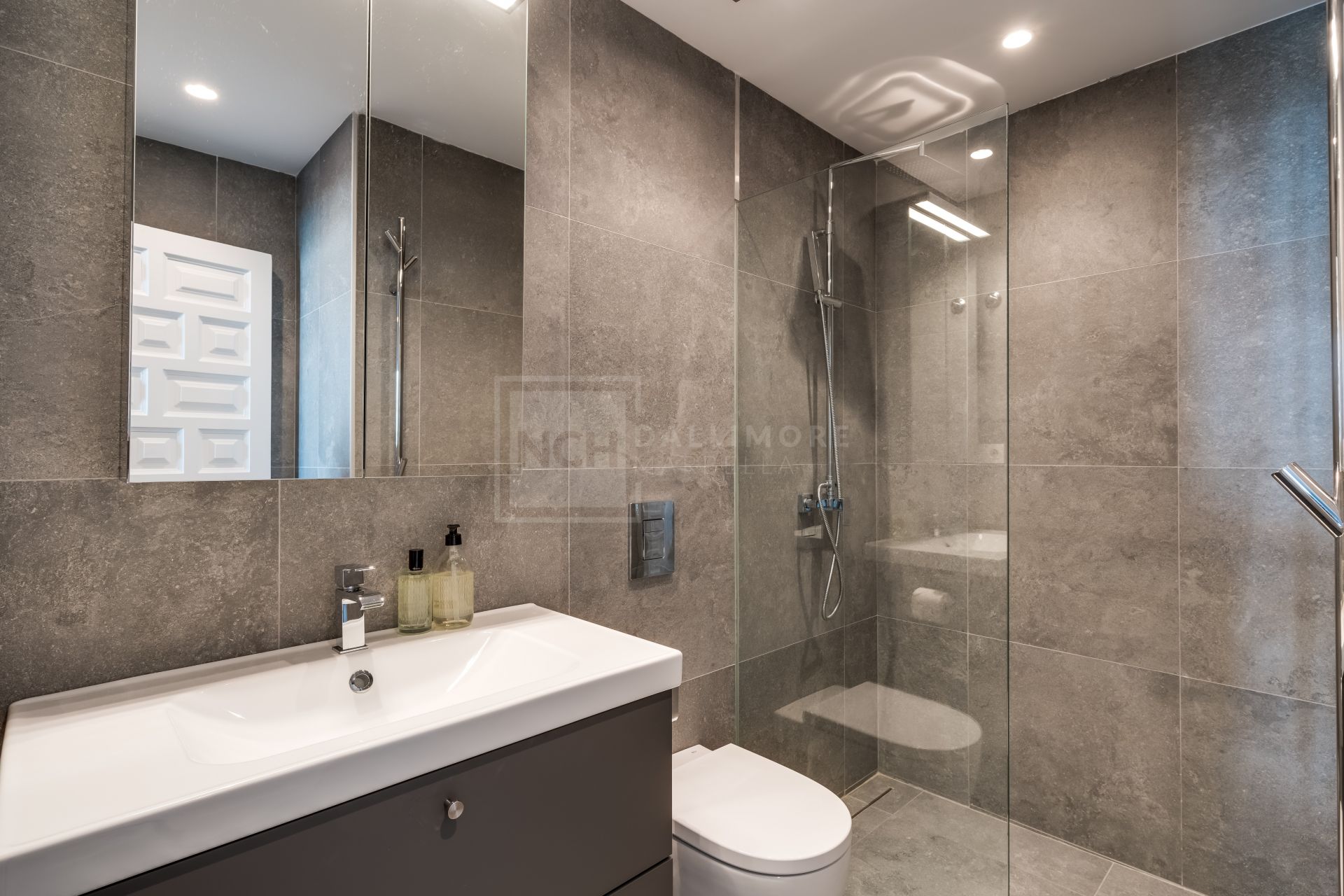 ELEGANTLY RENOVATED TOWNHOUSE IN LOS NARANJOS COUNTRY CLUB