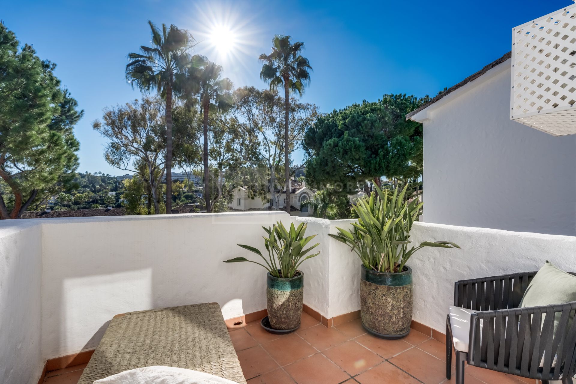 ELEGANTLY RENOVATED TOWNHOUSE IN LOS NARANJOS COUNTRY CLUB