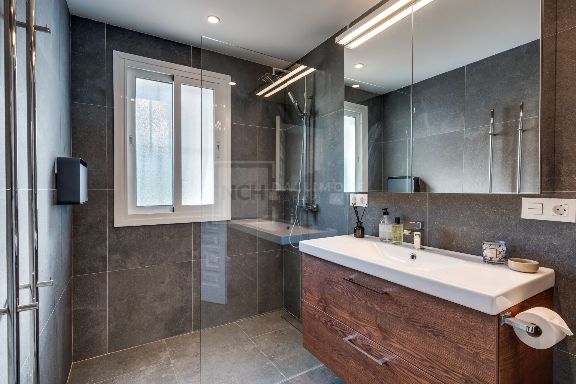 ELEGANTLY RENOVATED TOWNHOUSE IN LOS NARANJOS COUNTRY CLUB