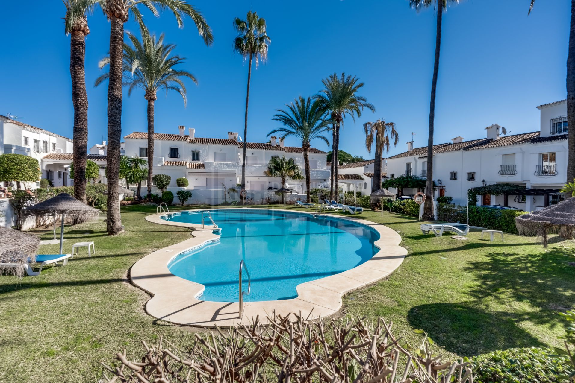 ELEGANTLY RENOVATED TOWNHOUSE IN LOS NARANJOS COUNTRY CLUB
