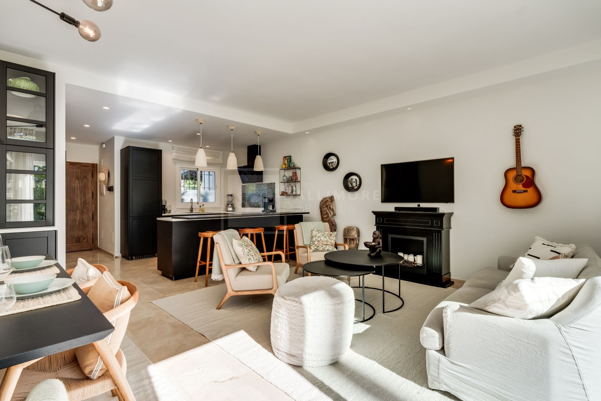 ELEGANTLY RENOVATED TOWNHOUSE IN LOS NARANJOS COUNTRY CLUB