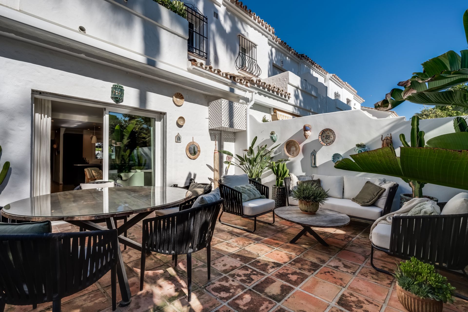ELEGANTLY RENOVATED TOWNHOUSE IN LOS NARANJOS COUNTRY CLUB