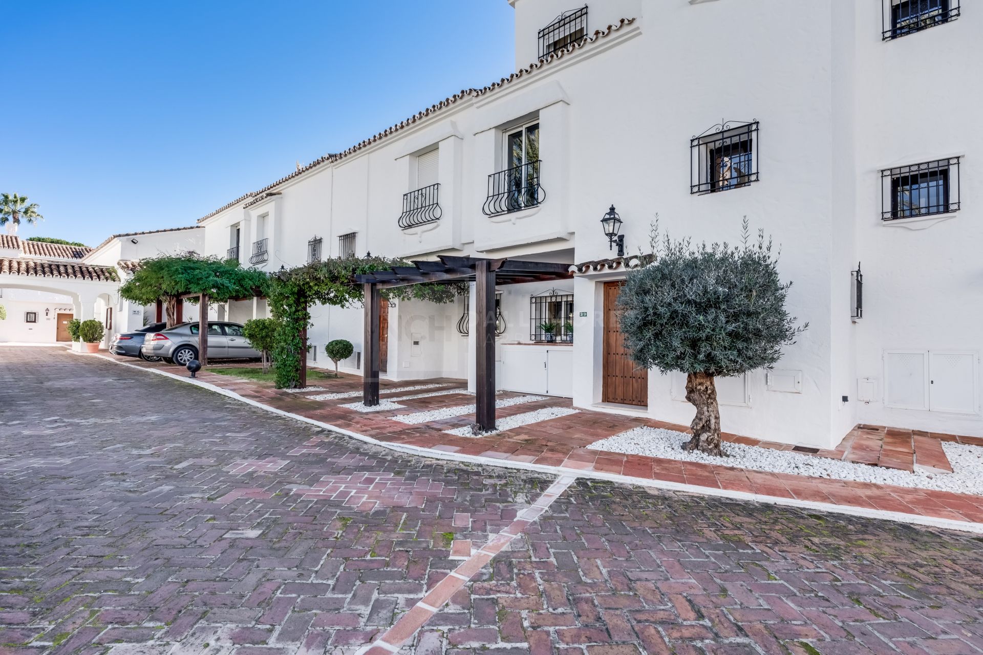 ELEGANTLY RENOVATED TOWNHOUSE IN LOS NARANJOS COUNTRY CLUB
