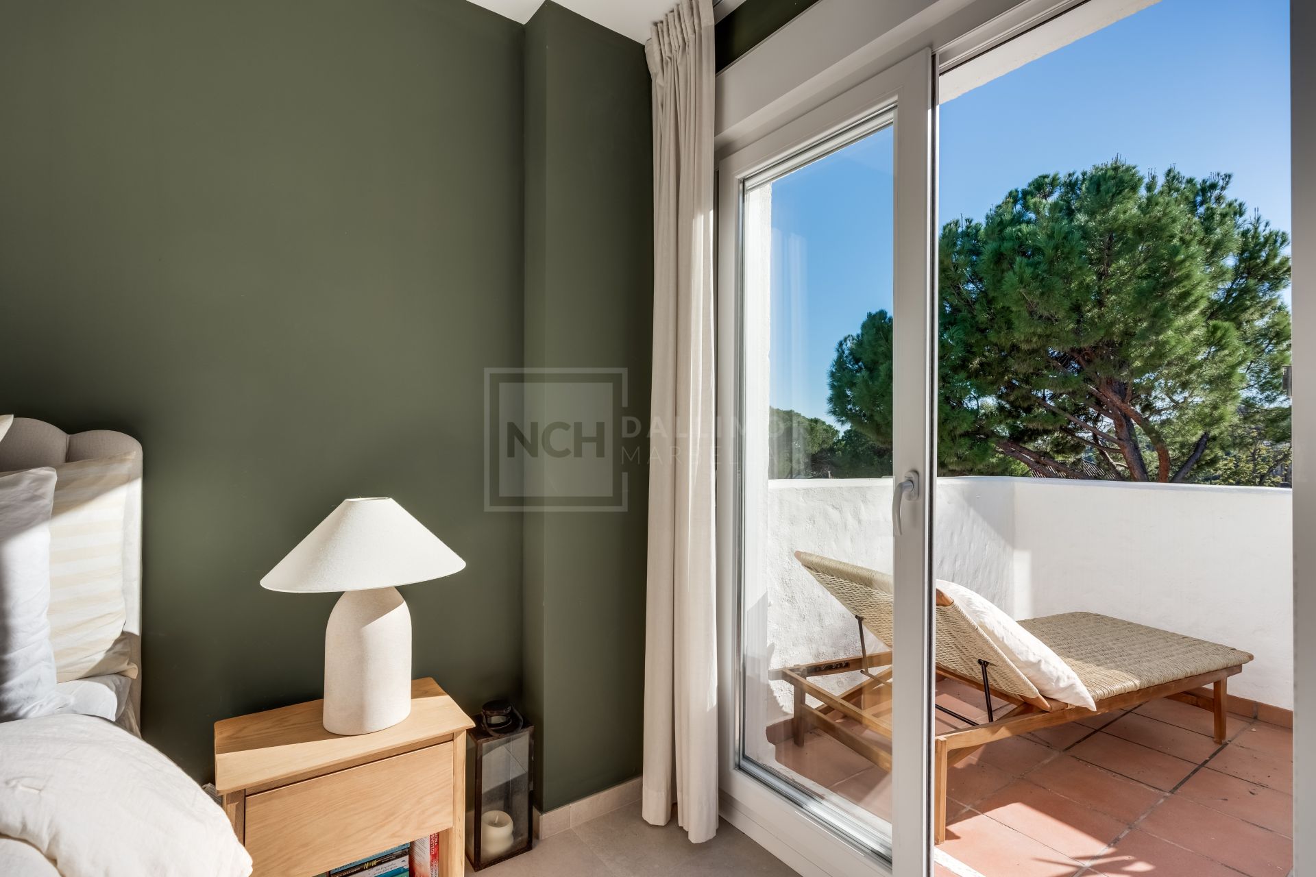 ELEGANTLY RENOVATED TOWNHOUSE IN LOS NARANJOS COUNTRY CLUB