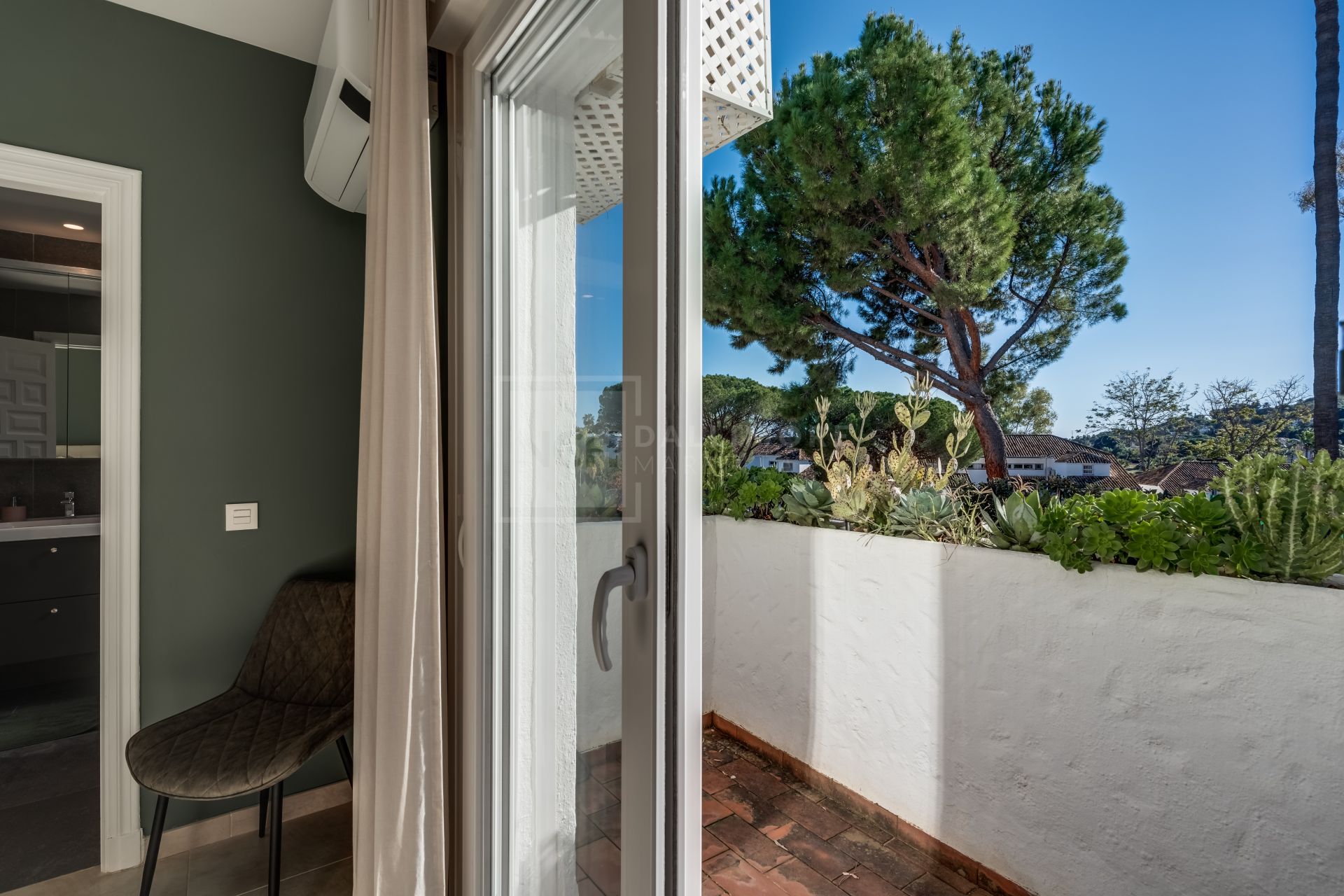 ELEGANTLY RENOVATED TOWNHOUSE IN LOS NARANJOS COUNTRY CLUB