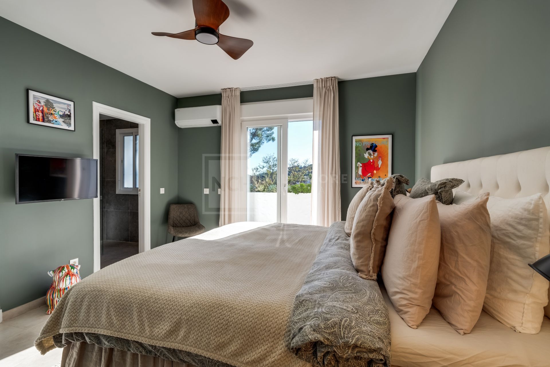 ELEGANTLY RENOVATED TOWNHOUSE IN LOS NARANJOS COUNTRY CLUB