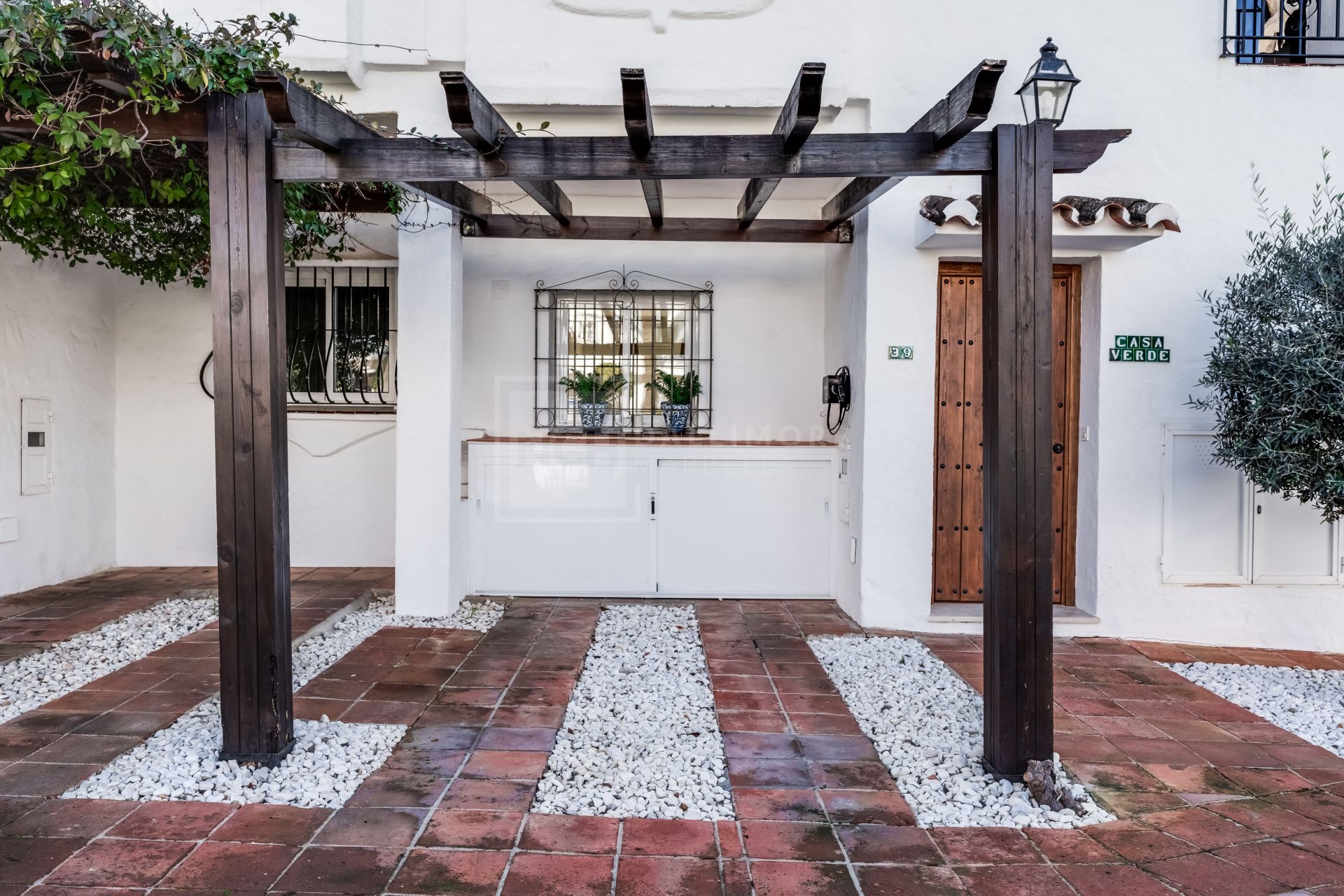 ELEGANTLY RENOVATED TOWNHOUSE IN LOS NARANJOS COUNTRY CLUB