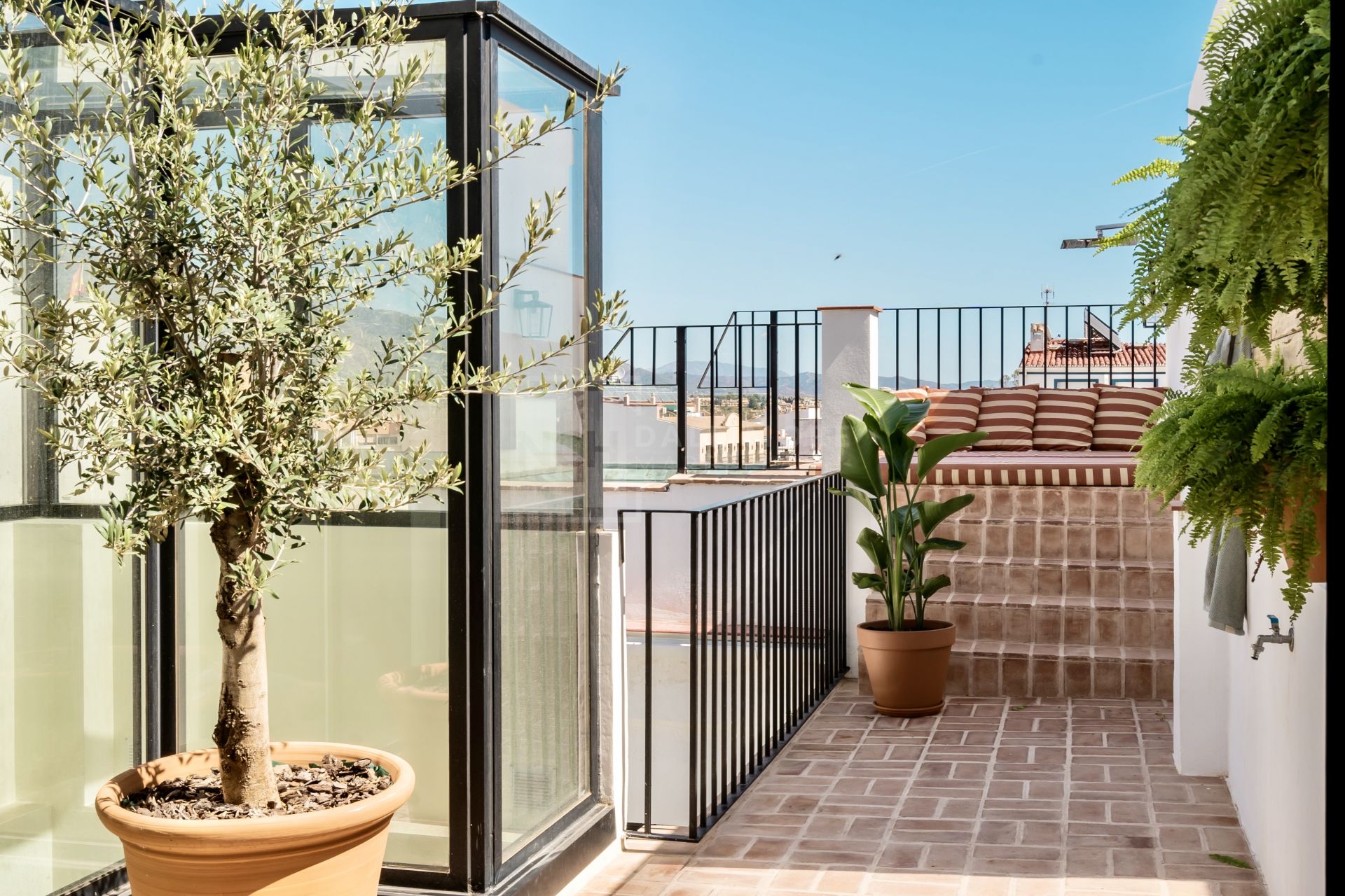 CHARMING TOWNHOUSE IN THE CENTRE OF SAN PEDRO