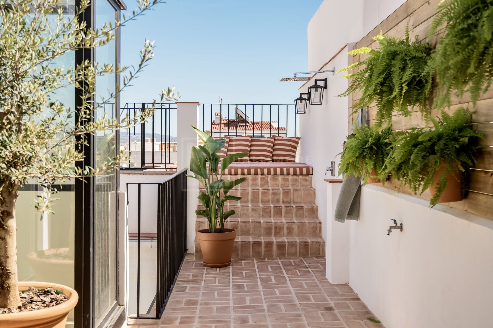 CHARMING TOWNHOUSE IN THE CENTRE OF SAN PEDRO