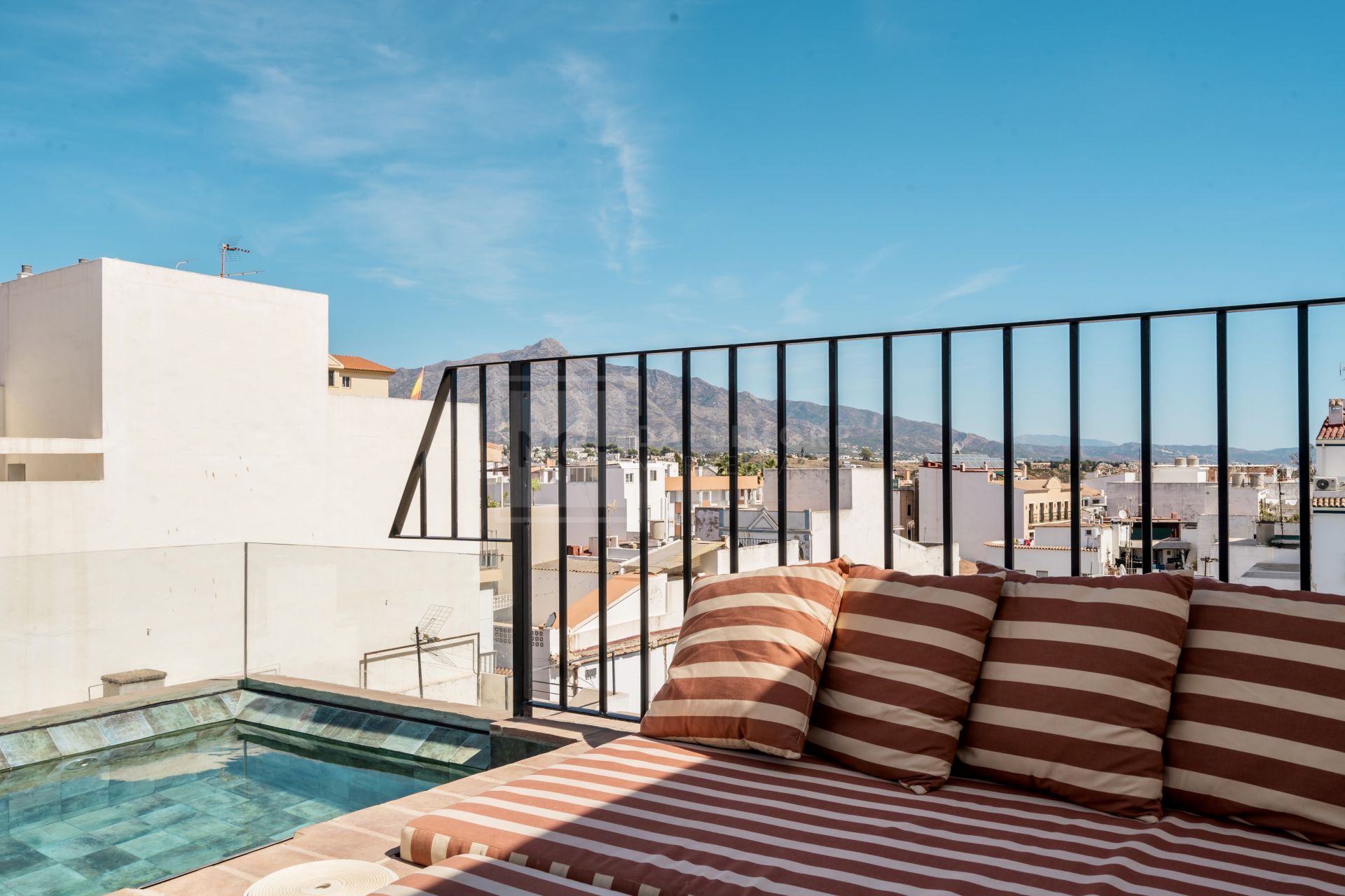 CHARMING TOWNHOUSE IN THE CENTRE OF SAN PEDRO