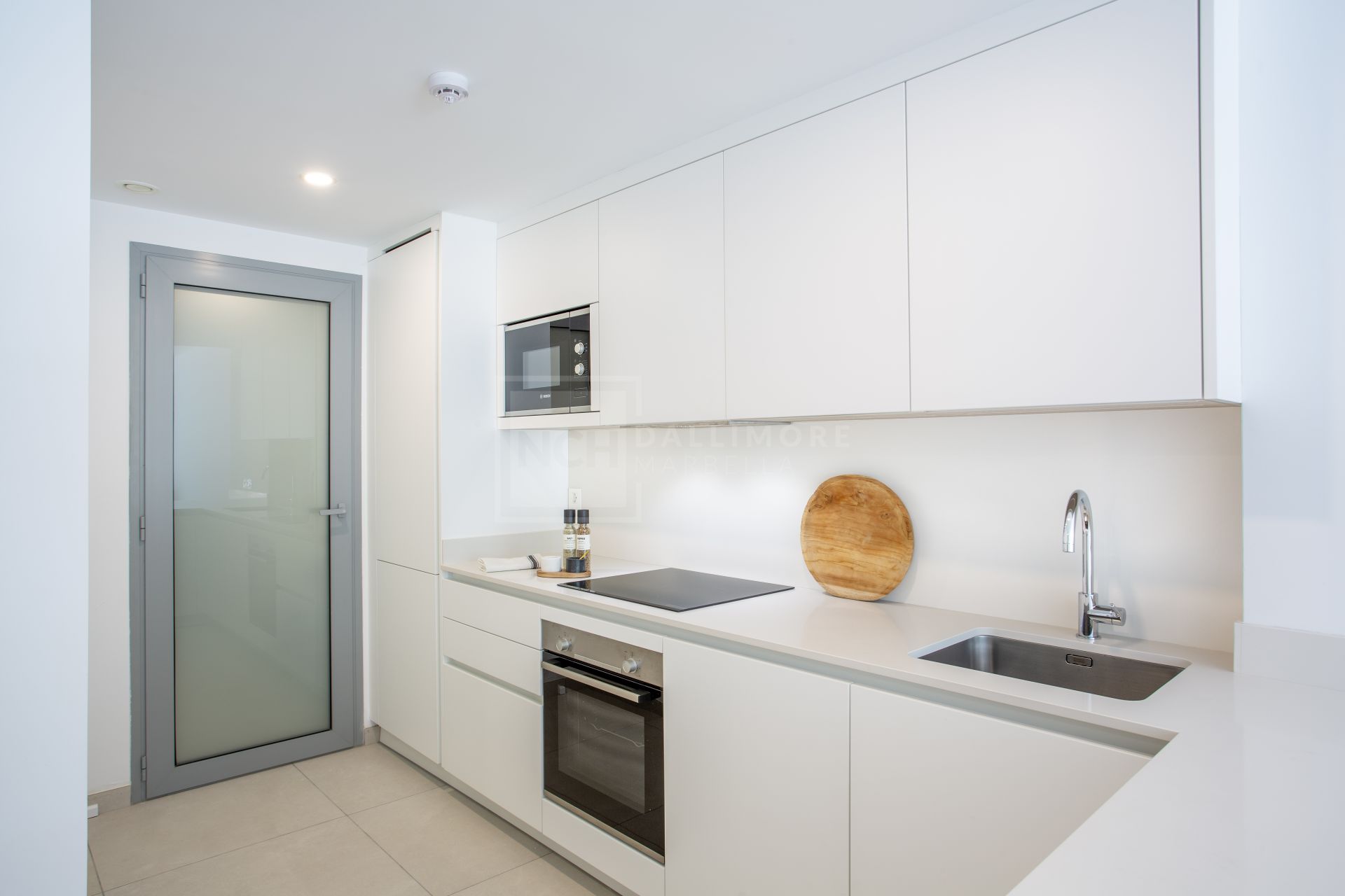 APARTAMENTO NUEVO JUNTO A LA PLAYA EN EL ESTE DE MARBELLA