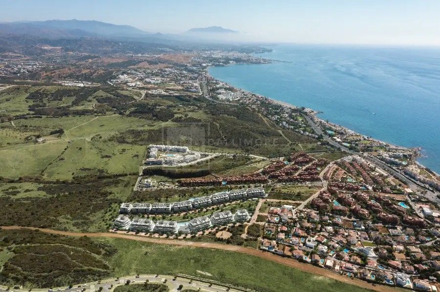 APARTAMENTO DE LUJO EN PLANTA BAJA AL OESTE DE ESTEPONA
